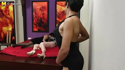 سه فیلم جنسی استریپتیز لباس زیر زنانه بالغ