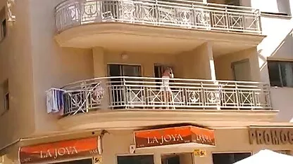 فیلم انیمیشن بزرگسالان در بالکن با دوربین مخفی مخفی بدون شورت