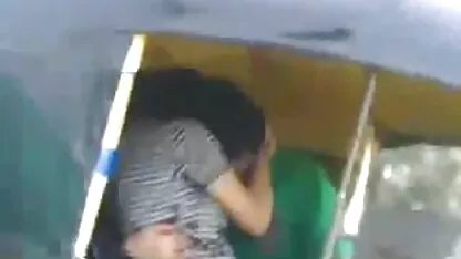 بوسه ها را در ماشین می کشد. گربه لعنتی
