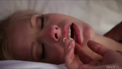 او یک سالن نوجوان سکسی است که در حال تماشای یک فیلم جنسی به صورت رایگان است